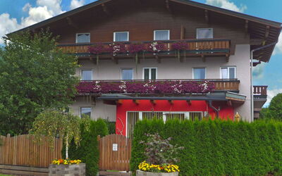 Zell am See 320: Sky, Himmel, Plante, Ejendom, Bygning, Vindue, Land Lot, Sommerhus, Urban Design, Hus