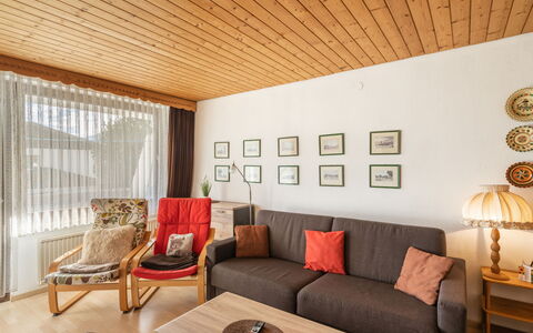 Point: Møbel, Bord, Træ, Couch, Komfort, Indretning, Belysning, Stue, Billedramme, Etage