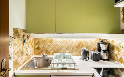 Point: Køkkenvask, Håndvask, Countertop, Køkken, Cabinetry, Tap, Indretning, Træ, Etage, Gulvbelægning