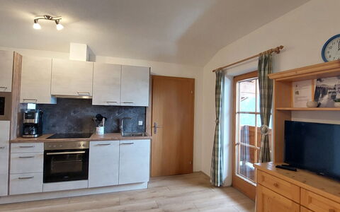 Unterpirchhof: Cabinetry, Ejendom, Møbel, Countertop, Træ, Indretning, Husholdningsapparat, Gulvbelægning, Belysning, Etage