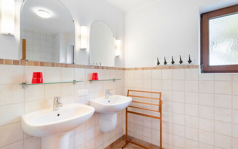 Haus am Sonnenhang: Sanitærarmatur, Tap, Håndvask, Badeværelsesvask, Badeværelse, Purple, Bygning, Indretning, Etage