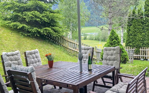 Haus am Sonnenhang: Plante, Bord, Møbel, Ejendom, Udendørs Bord, Grøn, Botanik, Natur, Stol, Bygning