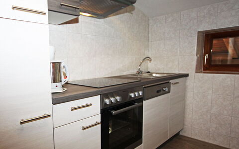Haus Zimmermann: Ejendom, Værelse, Køkken, Møbel, Cabinetry, Countertop, Indretning, Flise, Etage, Bygning