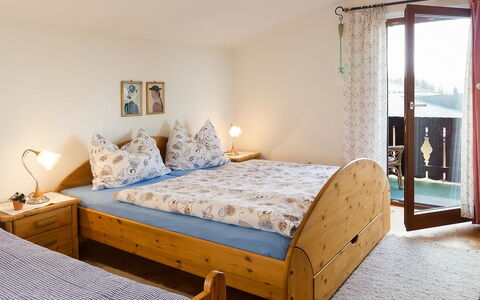 Berghaus Waldner: Soveværelse, Seng, Møbel, Værelse, Sengetøj, Ejendom, Madras, Bed Frame, Etage, Sengetøj