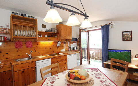 Berghaus Waldner: Værelse, Countertop, Møbel, Ejendom, Indretning, Køkken, Bygning, Hus, Loft, Hjem