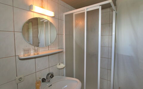 Chalet Antritt: Spejl, Tap, Håndvask, Sanitærarmatur, Ejendom, Badeværelsesvask, Badeværelse, Træ, Indretning