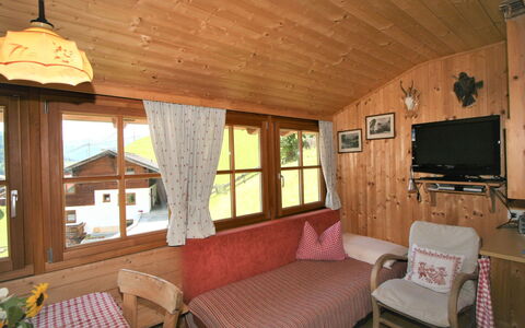 Chalet Antritt: Møbel, Ejendom, Vindue, Træ, Arkitektur, Indretning, Bord, Komfort, Stue, Hårdttræ