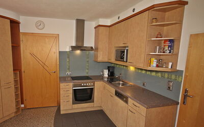 Luimes 100.9: Værelse, Ejendom, Cabinetry, Countertop, Køkken, Møbel, Bygning, Komfur, Større Bandage, Etage