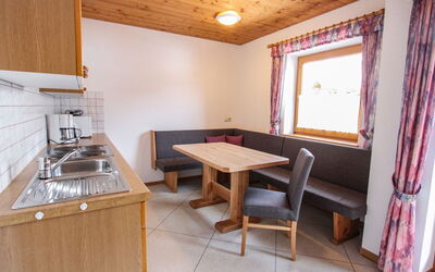 Königsleiten 170: Cabinetry, Møbel, Countertop, Køkkenvask, Bord, Vindue, Håndvask, Gardin, Træ, Bygning