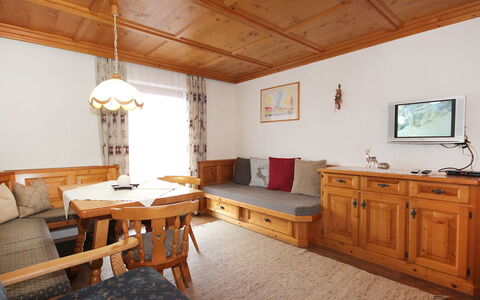 Michaela: Værelse, Ejendom, Møbel, Bygning, Loft, Indretning, Hus, Etage, Bord, Træ