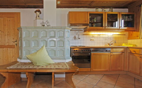 Auhäusl: Countertop, Værelse, Møbel, Køkken, Cabinetry, Ejendom, Komfur, Etage, Bygning, Flise