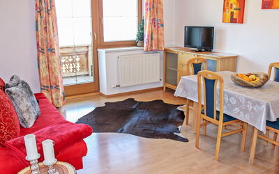 Huber 230.8: Værelse, Møbel, Stue, Ejendom, Etage, Indretning, Hus, Couch, Bord, Hjem