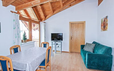 Huber 230.4: Værelse, Ejendom, Møbel, Bygning, Hus, Indretning, Etage, Bord, Ejendom, Stue