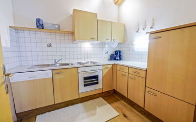 Huber 230.5: Ejendom, Værelse, Køkken, Møbel, Cabinetry, Countertop, Indretning, Etage, Bygning, Komfur