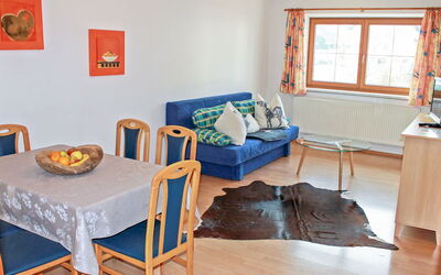 Huber 230.7: Værelse, Møbel, Ejendom, Indretning, Stue, Etage, Bord, Hus, Væg, Turquoise