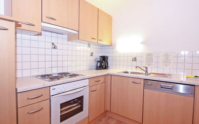 Huber 230.6: Ejendom, Værelse, Køkken, Cabinetry, Møbel, Ejendom, Gul, Indretning, Countertop, Bygning