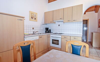 Huber 230.3: Ejendom, Værelse, Møbel, Køkken, Indretning, Bygning, Cabinetry, Etage, Hus, Ejendom