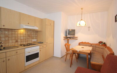 Gasteighof 320.4: Værelse, Ejendom, Møbel, Køkken, Indretning, Bygning, Etage, Cabinetry, Countertop, Gul