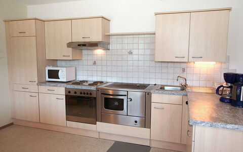 Eberharter: Værelse, Køkken, Cabinetry, Countertop, Møbel, Ejendom, Komfur, Indretning, Større Bandage, Bygning