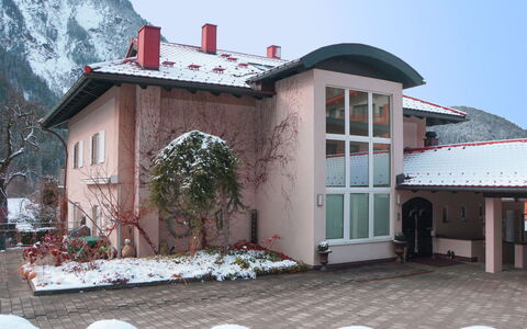 Casa Hubertus: Himmel, Bygning, Sne, Ejendom, Vindue, Bjerg, Hus, Plante, Sommerhus, Boligområde