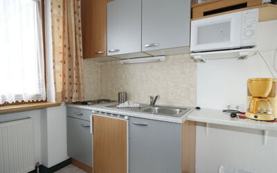 Falkner 100.1: Ejendom, Værelse, Køkken, Møbel, Cabinetry, Bygning, Countertop, Hus, Indretning, Komfur