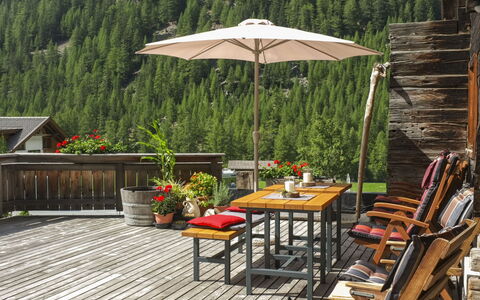 Sölden 200: Bord, Møbel, Plante, Ejendom, Blomsterkrukke, Udendørs Møbler, Skygge, Udendørs Bord, Bygning, Træ