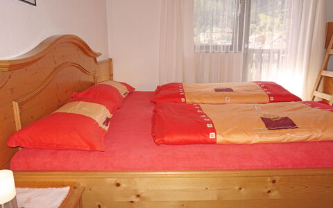 Haslwanter: Møbel, Bygning, Komfort, Træ, Textile, Orange, Bed Frame, Indretning, Etage, Gulvbelægning