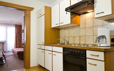 Zangerle 100.5: Countertop, Værelse, Cabinetry, Køkken, Ejendom, Møbel, Gul, Indretning, Bygning, Etage