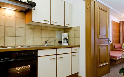 Zangerle 100.4: Countertop, Cabinetry, Værelse, Møbel, Ejendom, Køkken, Indretning, Bygning, Etage, Hus