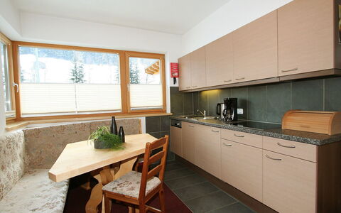 Höferau: Ejendom, Værelse, Møbel, Bygning, Hus, Ejendom, Indretning, Køkken, Cabinetry, Countertop