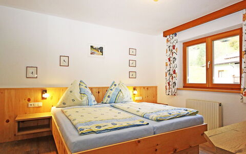 Werner: Soveværelse, Seng, Møbel, Værelse, Ejendom, Sengetøj, Bed Frame, Indretning, Etage, Madras