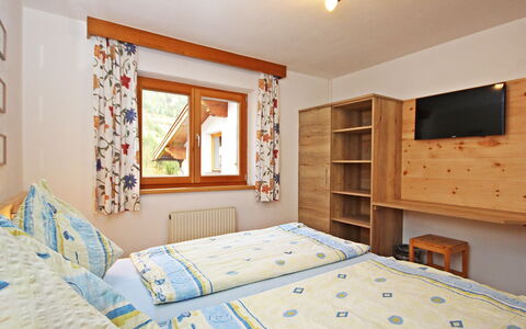 Werner: Soveværelse, Seng, Værelse, Ejendom, Møbel, Sengetøj, Bed Frame, Indretning, Væg, Bygning