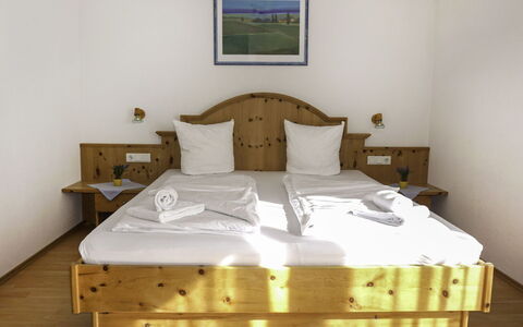 Stark: Bygning, Møbel, Ejendom, Komfort, Træ, Bed Frame, Seng, Indretning, Etage