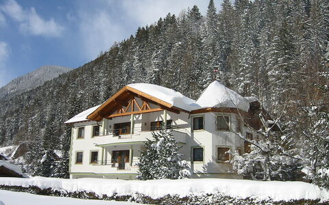 Pettneu am Arlberg 250: Himmel, Sky, Sne, Bygning, Vindue, Plante, Bjerg, Hus, Hældning, Træ