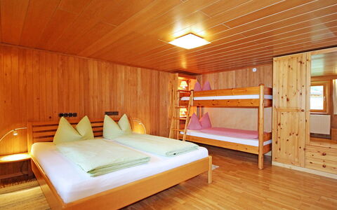 Josefine: Værelse, Seng, Møbel, Indretning, Ejendom, Soveværelse, Bygning, Hårdttræ, Bed Frame, Loft