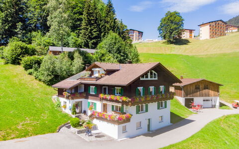 Schruns 25: Plante, Bygning, Ejendom, Himmel, Sky, Vindue, Træ, Land Lot, Hus, Urban Design