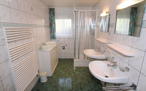 Trummer: Badeværelse, Ejendom, Værelse, Sanitærarmatur, Toilet, Indretning, Flise, Ejendom, Bygning, Arkitektur