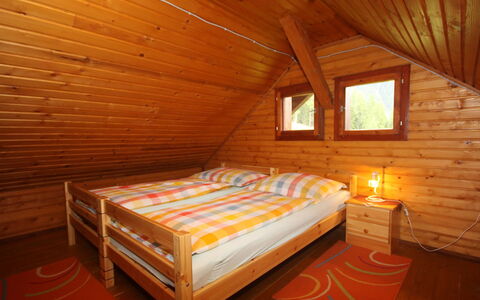 Wassertheureralm: Soveværelse, Værelse, Seng, Møbel, Ejendom, Bjælkehytte, Attic, Bed Frame, Indretning, Bygning