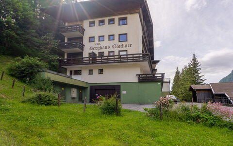 Heiligenblut 10: Plante, Sky, Himmel, Bygning, Vindue, Ejendom, Træ, Naturlige Landskab, Land Lot, Hus