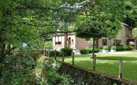 La Rochette: Hus, Ejendom, Grøn, Træ, Arkitektur, Bygning, Hjem, Græs, Sommerhus, Estate
