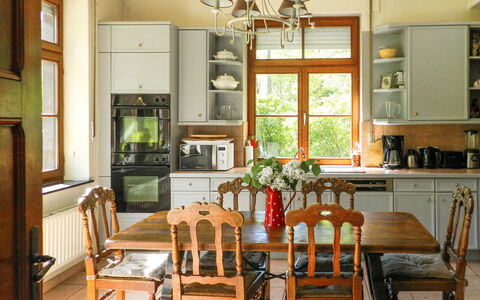 La Rochette: Bord, Møbel, Cabinetry, Countertop, Stol, Træ, Husholdningsapparat, Køkken, Stue, Indretning