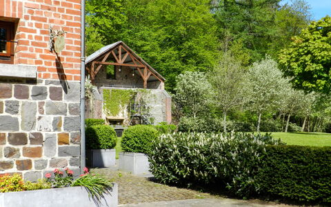 La Rochette: Plante, Bygning, Vindue, Grøn, Træ, Land Lot, Hus, Græs, Sommerhus, Mursten