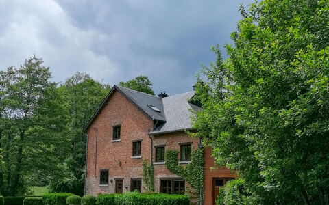 La Rochette: Sky, Plante, Himmel, Bygning, Vindue, Træ, Naturlige Landskab, Hus, Græs, Sommerhus