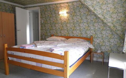 Poperinge: Seng, Soveværelse, Møbel, Værelse, Bed Frame, Ejendom, Væg, Indretning, Sengetøj, Madras