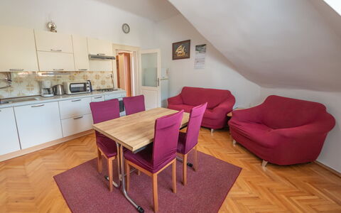 Lovran 111: Ejendom, Couch, Møbel, Bord, Cabinetry, Træ, Stol, Bygning, Purple, Indretning
