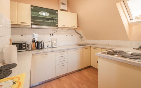 Lovran 111: Cabinetry, Bygning, Countertop, Ejendom, Køkken Apparat, Komfur, Køkken, Cooktop, Håndvask, Træ
