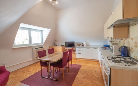 Lovran 111: Møbel, Bord, Cabinetry, Vindue, Countertop, Reol, Træ, Bygning, Couch, Indretning