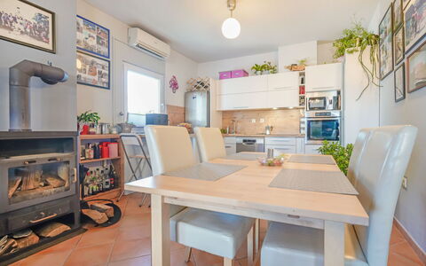 Villa More: Bord, Møbel, Køkken, Stol, Indretning, Reoler, Billedramme, Træ, Hylde, Skrivebord