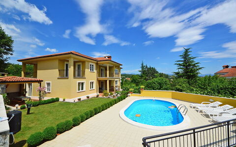 Opatija Mihelići 405: Sky, Himmel, Vand, Plante, Bygning, Svømmepøl, Vindue, Træ, Hus, Skygge