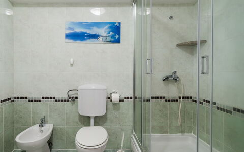 Opatija Mihelići 405: Sanitærarmatur, Ejendom, Fotografi, Toiletbræt, Hvid, Badeværelse, Bygning, Toilet, Bruser, Belysning